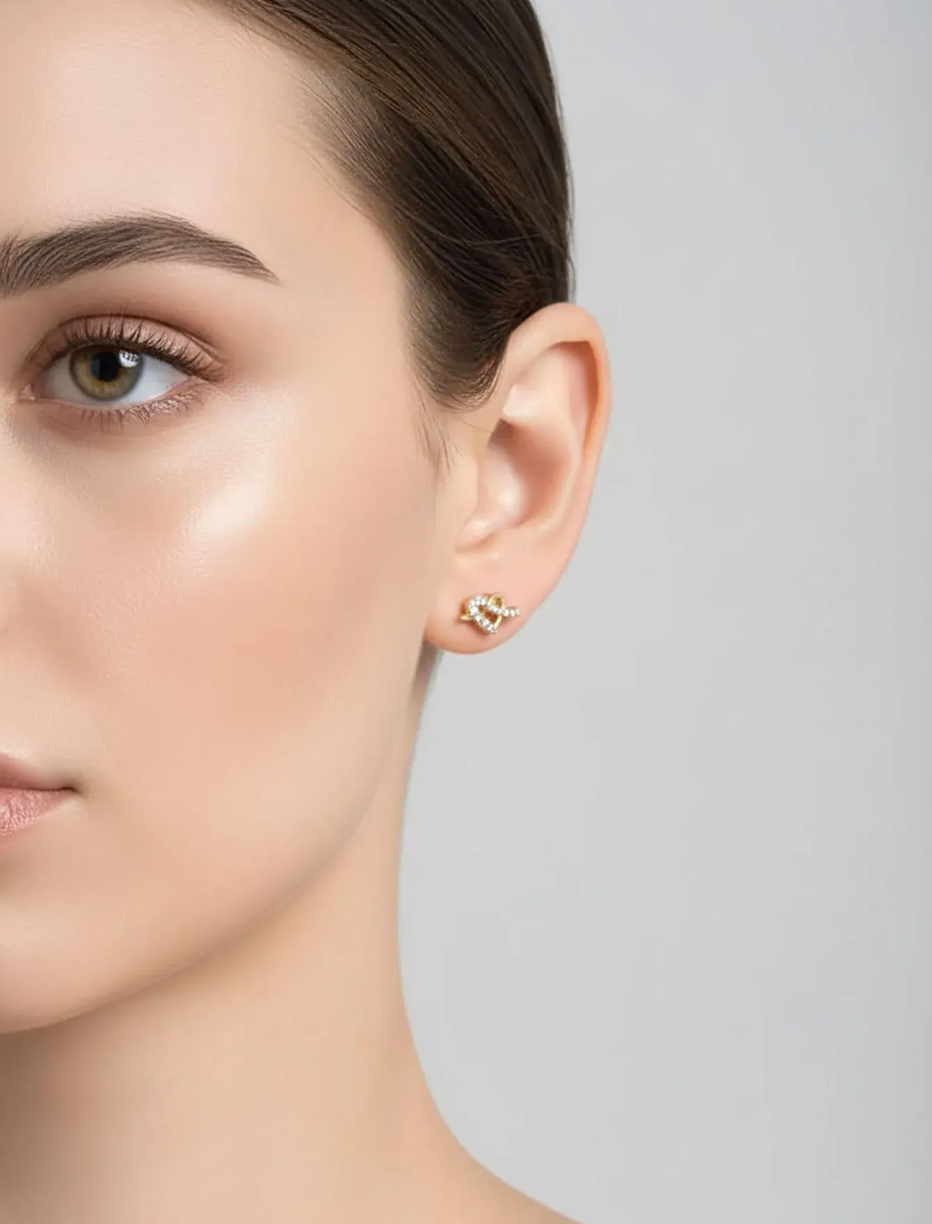 ویژگی‌ها گوشواره طرح قلب گره‌ای زنانه نگین دار