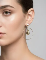 گوشواره آویزی حلقه‌ای صدف طلایی