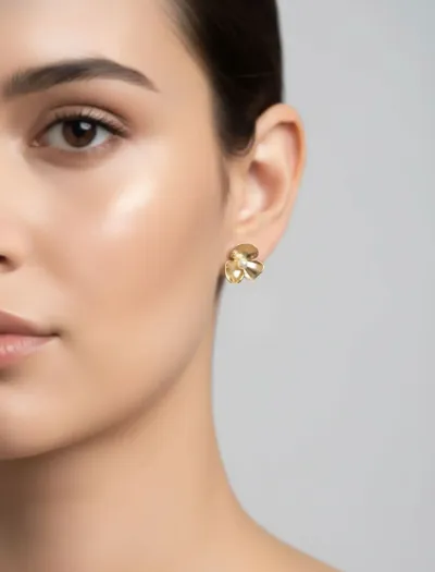 گوشواره میخی طرح گل مرواریدی زنانه لوفی